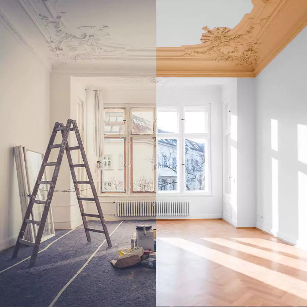 halb renovierter Altbau mit Stuckdecke, links Baustelle mit Leiter und Malerbedarf, rechts fertig renovierter heller Raum mit Parkettboden.